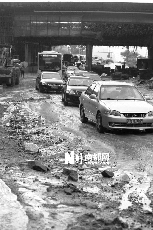 <p> 新彩隧道工地的泥土被大雨冲上路面,彩田路北行方向受影响,车流排起了长龙。</p>