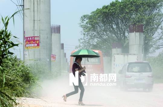 <p> 昨日,清平高速二期观澜接驳段桥墩下路面坑洼泥泞,灰尘满天飞。 南都记者 徐文阁 摄</p>