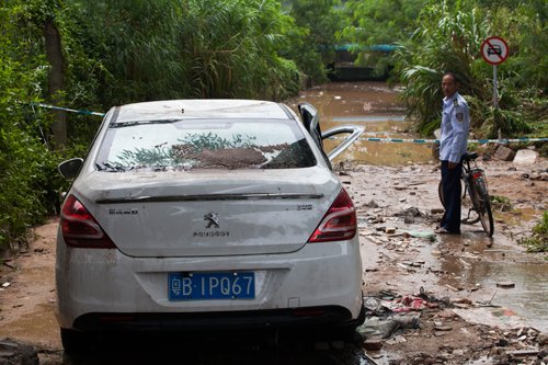 深圳暴雨女司机驾车接家人涵洞溺亡