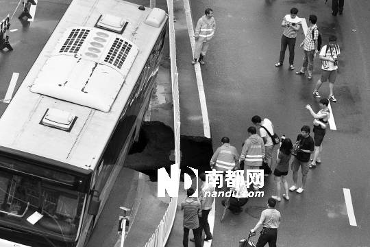 <p> 一辆满载乘客的公交车在下梅林路段被地陷所困。</p>