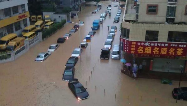 暴雨致深圳多地内涝 以致2人死亡