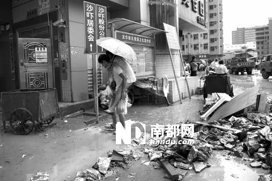 <p> 在沙吓村口,一位男士背着自己女友准备趟过积满淤泥的道路回家。</p>