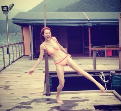 TVB女主播穿三点式海边秀美腿 力证没整容