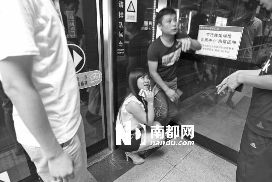 <p> 昨日下午,在地铁会展中心站,涉事的3名乘客演示自救过程。南都记者 徐文阁 摄</p>