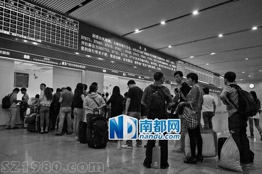 <p> 22日晚,广州南站乘客正排队退票改签。实习生 刘羽洁 南都记者 赵炎雄 摄</p>