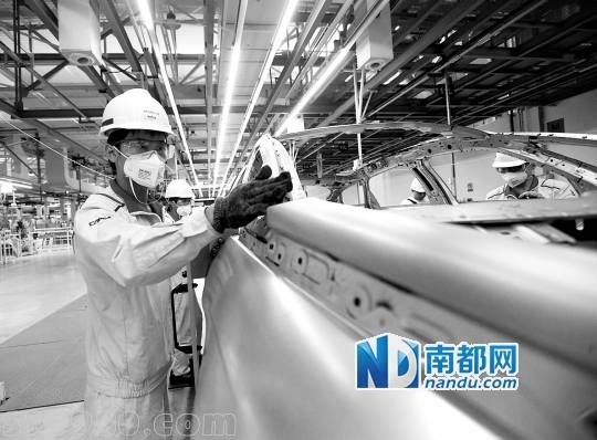 <p> 技术人员在对汽车进行打磨。</p>