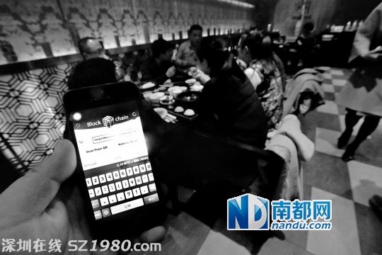<p>    3日，北京一家餐馆悄然开启比特币支付。吃一顿650元的饭，仅需支付0 .13个比特币。图为餐厅人员展示比特币支付流程。C FP供图</p>