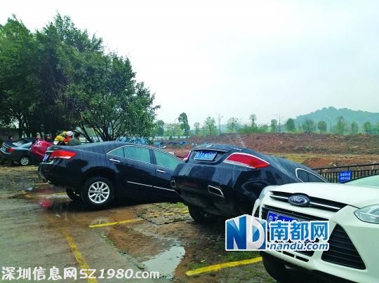 中山清早小区地陷如地震  吞 下8辆车