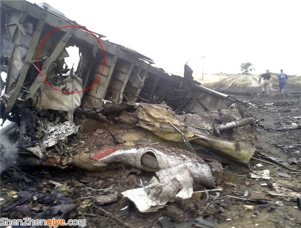 资料图：马航客机残骸，疑似弹孔曝光。