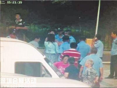 民警赶到现场时，师徒两人正在纠缠。视频截图