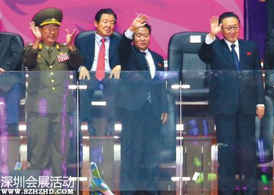 4日晚，韩国仁川，朝鲜军政高官黄炳誓、崔龙海、金养健前排由左至右出席仁川亚运会闭幕式。