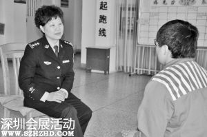 乐燕在狱中接受心理辅导。记者 冒群 摄