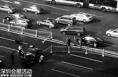 奥迪车撞开 黄金护栏 