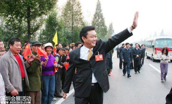 2007年10月24日下午，十七大闭幕后，李连玉24下午返抵邳州，当地随即举行隆重欢迎仪式。驻军、武警、警察、官员、护士、学生、农民全被动员起来。数千官员及民众夹道欢迎，有人点鞭炮、放烟花，有人舞龙舞狮，拉横额，还有乐队演奏。胸前戴着十七大名牌的李连玉在红地毯上昂首阔步，向欢迎者挥手。有年轻姑娘送上鲜花，有年老农妇送上水果，壮观之极。