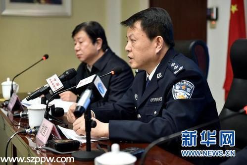 太原市公安局长汪凡（右）在 12·13 案件新闻发布会上（1月2日摄）。 新华社记者 詹彦 摄