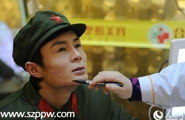 男子整容成雷锋被疑炒作 张艺冬是谁微博背景(图)