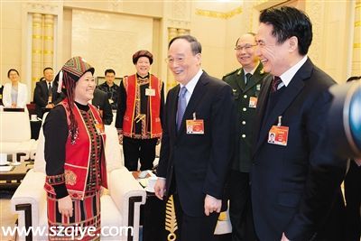 3月8日，海南代表团在人民大会堂海南厅举行全体会议，继续审议有关报告。中共中央政治局常委、中央纪委书记王岐山参加审议并作重要讲话。图为王岐山与少数民族代表亲切交谈，了解民族地区的发展情况。本栏图片均由本报特派记者 王凯 摄