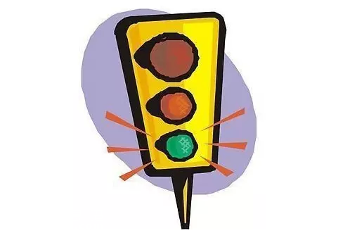 圆饼红绿灯路口 将挂“红灯可右转”提示标志牌