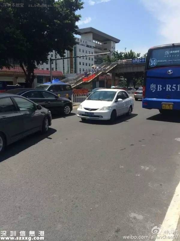 为躲避逆行小汽车 深圳(www.szxxg.com)334路公交冲上人行道