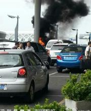 深圳机场航站楼一车辆失控 撞交警摩托致起火