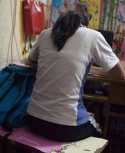深圳一27岁男教师当堂摸胸猥亵女学生 已被开除