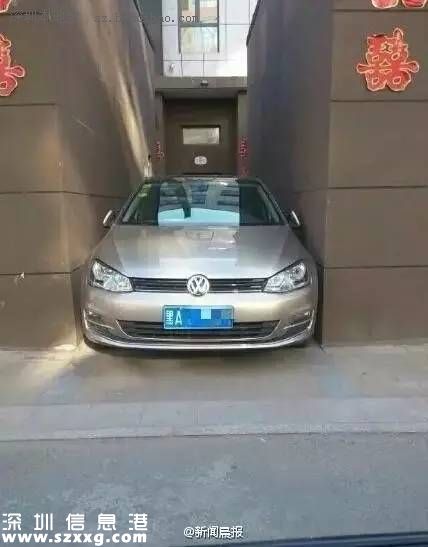 女司机霸气停车 网友：她是怎么出来的？