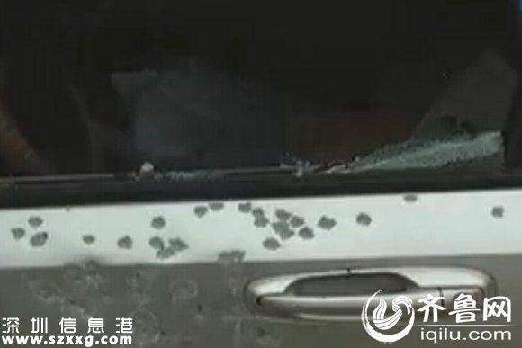 市民陈先生轿车车门全是弹孔，玻璃被炸碎。