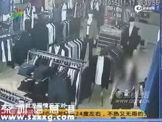 变态男闯入服装店 脱裤露阴吓坏店员