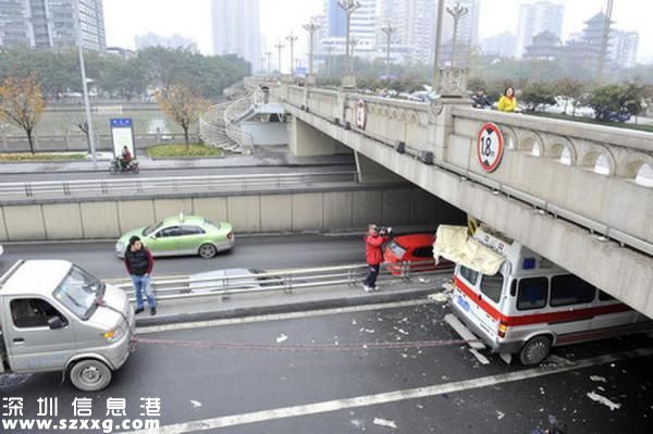 救护车隧道遭削顶被卡桥下