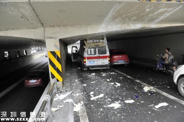 救护车隧道遭削顶被卡桥下