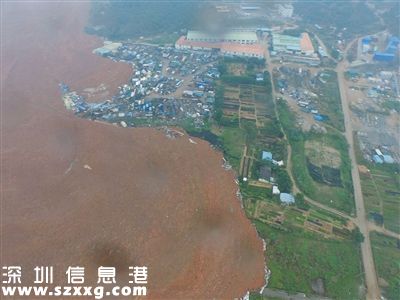 2015年12月20日航拍的事故现场。红褐色泥土包围建筑。新华社发