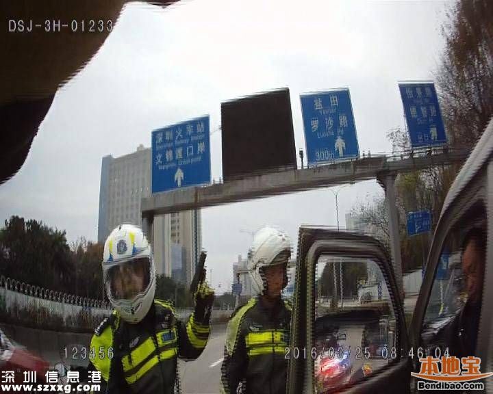 交警铁骑12公里追击无证驾驶疯狂面包车