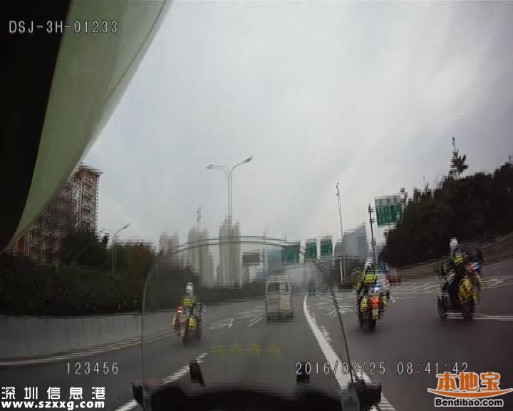 交警铁骑12公里追击无证驾驶疯狂面包车