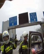 深圳交警铁骑12公里追击无证驾驶疯狂面包车