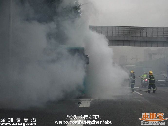 宝安323路公交车着火 又是五洲龙油电混合车