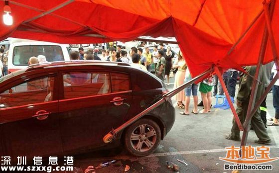 女司机油门当刹车 猛撞2辆公交后身亡(图文)