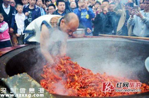 张家界男子徒手爆炒麻辣龙虾 油温超110