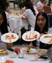 毕业餐包五星酒店自助美食 同学们花费少吃出别样散伙