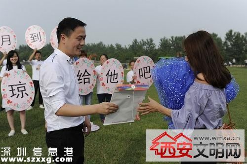 合肥男子乘热气球求婚 夸张举动引来网友骂声一片