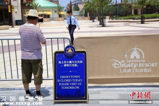 6月14日，是上海迪士尼度假区举行盛大开幕盛典的首日。当日，音乐剧《狮子王》中文版将首演，作为活动场地的购物餐饮娱乐区“迪士尼小镇”暂时关闭。不过，上午，依然有不少市民游客前往附近游览。