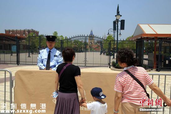 6月14日，是上海迪士尼度假区举行盛大开幕盛典的首日。当日，音乐剧《狮子王》中文版将首演，作为活动场地的购物餐饮娱乐区“迪士尼小镇”暂时关闭。不过，上午，依然有不少市民游客前往附近游览。