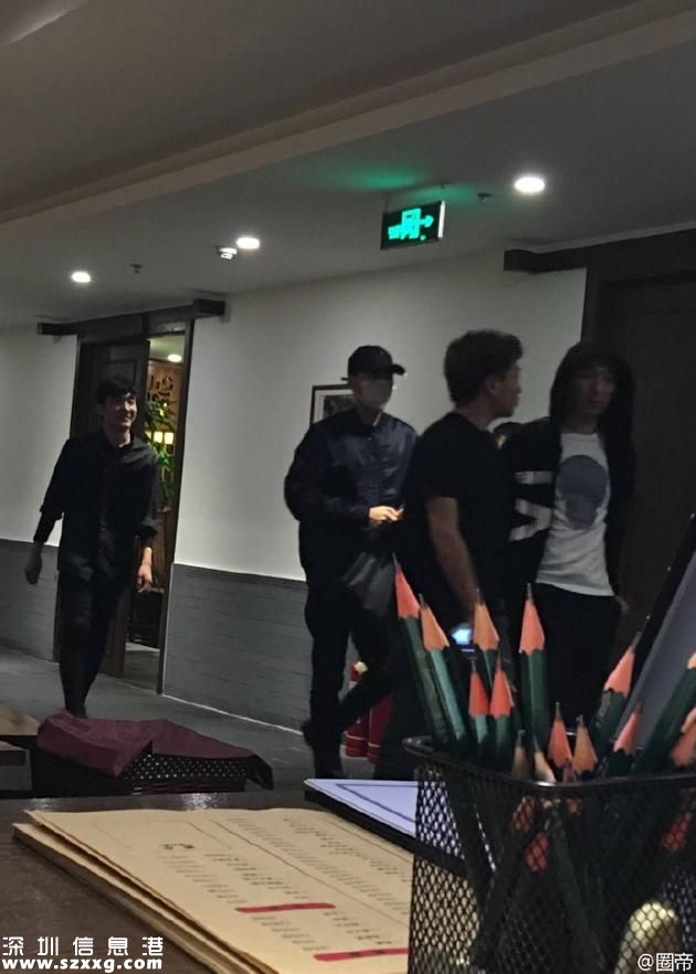 王思聪带着卫衣帽子
