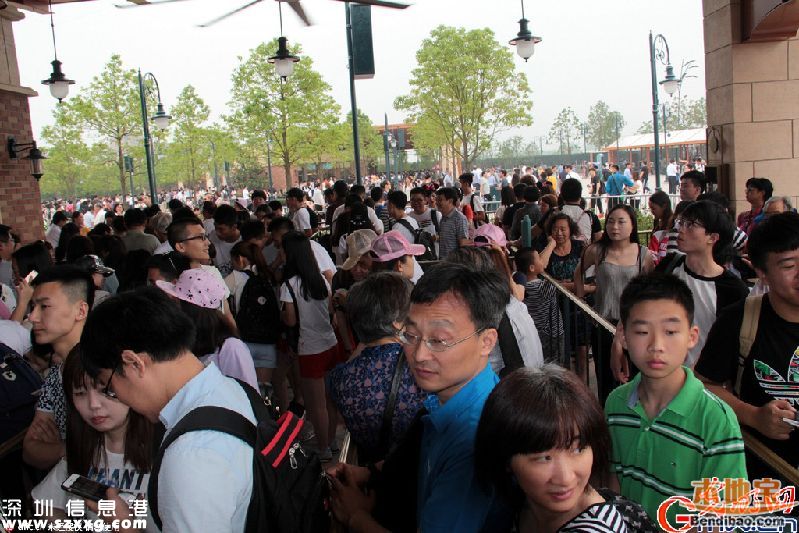 上海迪士尼开园首日 雨中提前6小时排队
