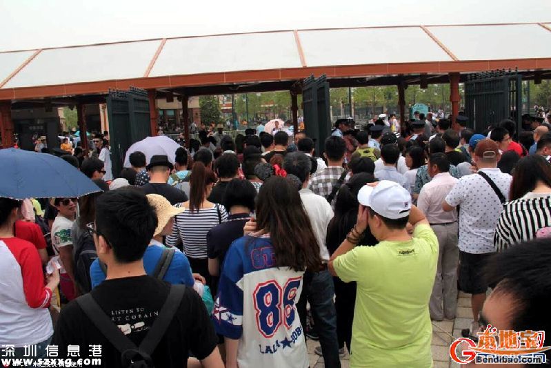 上海迪士尼开园首日 雨中提前6小时排队