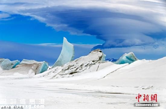 2013年11月24日，南极洲迪斯卡弗里火山上空拍摄的照片。