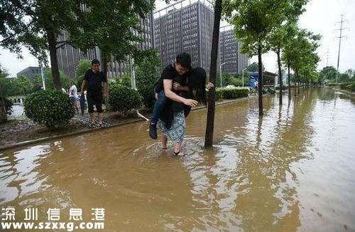 女孩背男友过马路