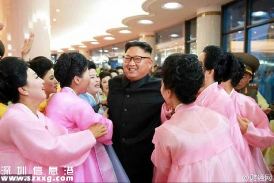 当地时间2016年7月16日，朝鲜最高领导人金正恩观看军属文艺比赛，与军属合影。