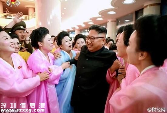 当地时间2016年7月16日，朝鲜最高领导人金正恩观看军属文艺比赛，与军属合影。