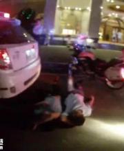 深圳查酒驾现奇葩 朋友被抓4人躺地拦警车