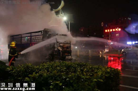 深圳一货车等红绿灯时自燃 熊熊大火还有爆炸声